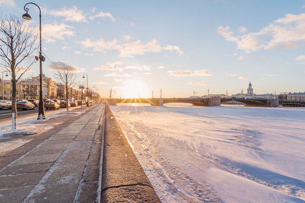 Pont du palais. Neva. Saint-Pétersbourg. La Russie en hiver.