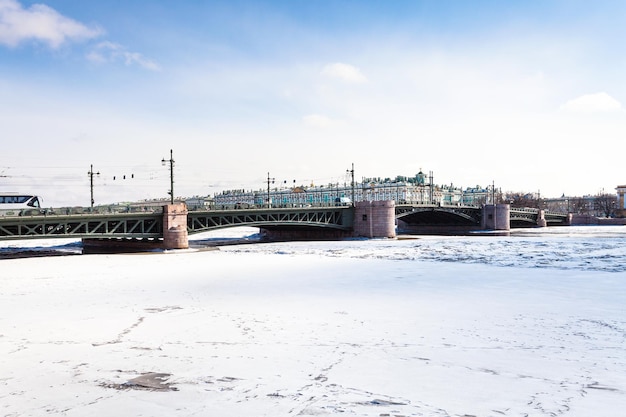 Le pont du palais et la rivière Neva gelée