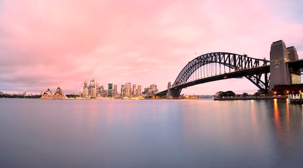 Le pont du port de Sydney sur la rivière Parramatta dans la ville au coucher du soleil