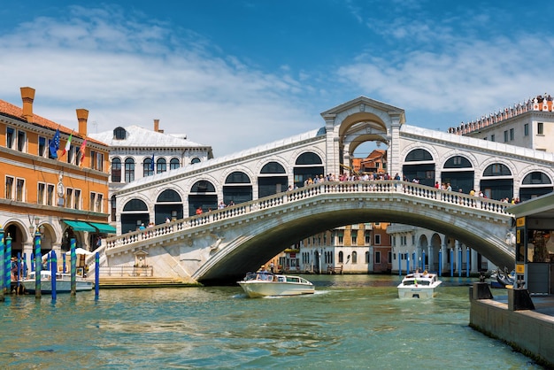 Pont du Rialto sur le Grand Canal à Venise