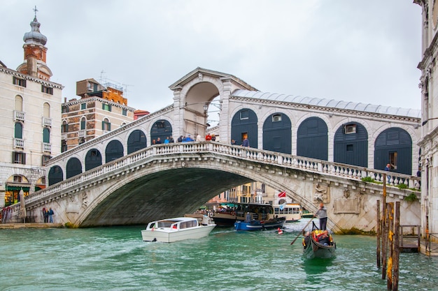 Le Pont du Rialto (Ponte di Rialto) à Venise, Italie