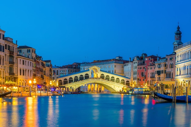 Photo le pont du rialto à venise, en italie