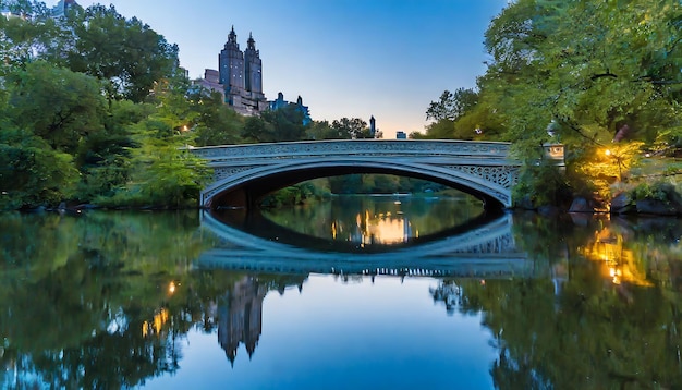 Le pont avec l'eau bleue