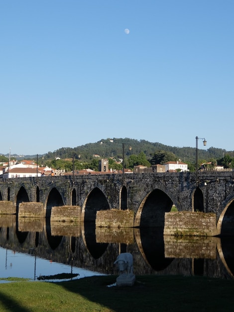 Photo un pont sur l'eau contre un ciel clair