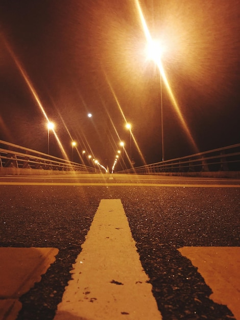 Photo le pont éclairé contre le ciel la nuit