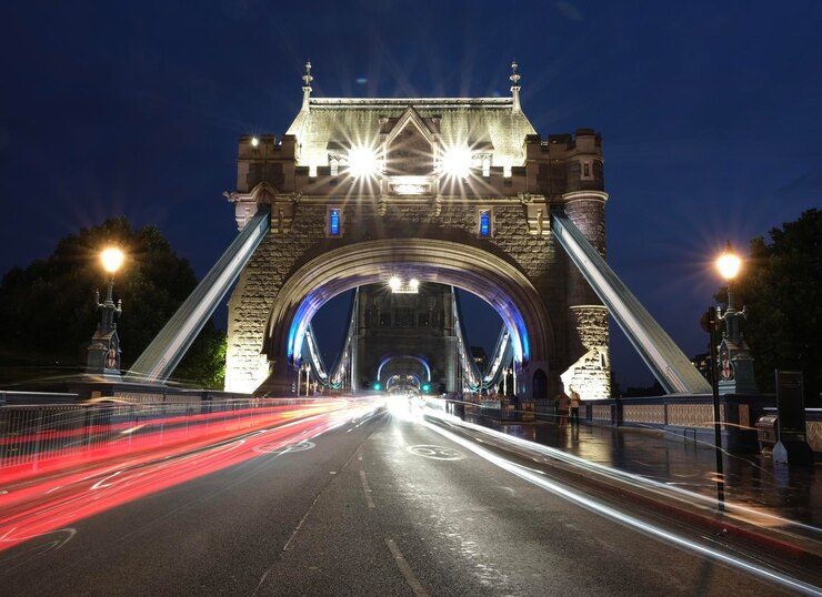 Photo le pont éclairé contre le ciel la nuit