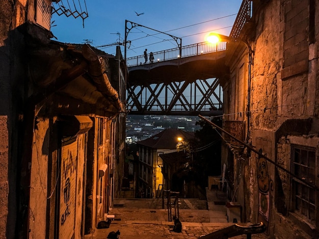 Pont éclairé contre le ciel en ville