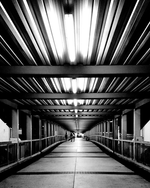 Photo le pont éclairé la nuit