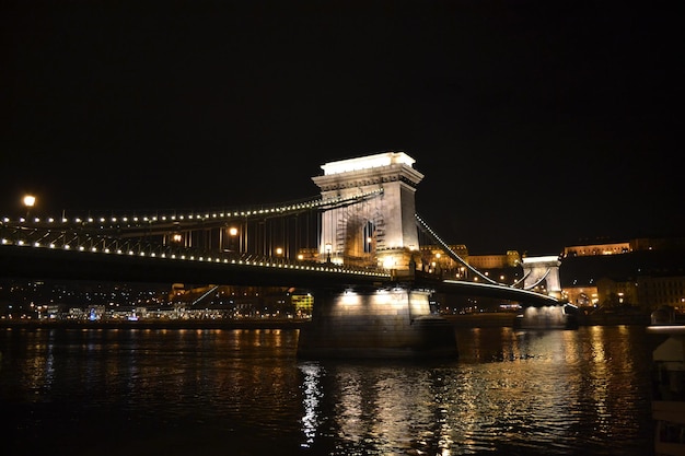 Pont éclairé sur la rivière la nuit