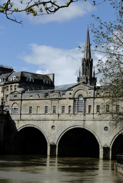 Un pont avec une église en haut et un bâtiment sur la droite.