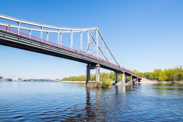 Le pont est posé sur le fleuve Dniepr