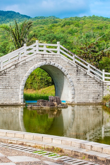 Photo le pont sur l'étang dans le jardin chinois.