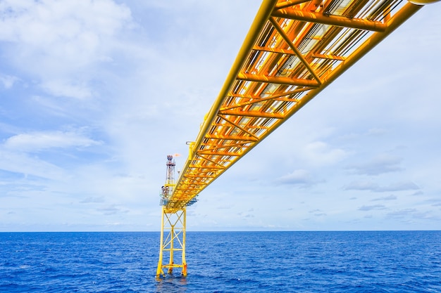 Photo pont évasé de la plate-forme de production de gaz en offshore