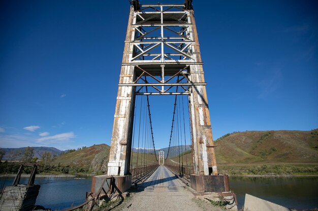 Pont de fer dans le parc menant au-dessus de la rivière