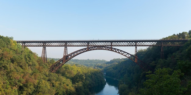 Pont de fer sur la rivière Adda Lecco Italie
