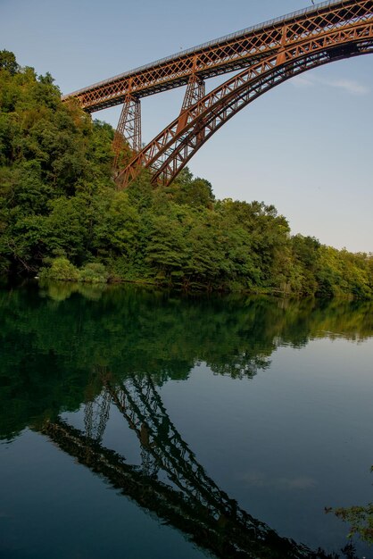 Pont de fer sur la rivière adda