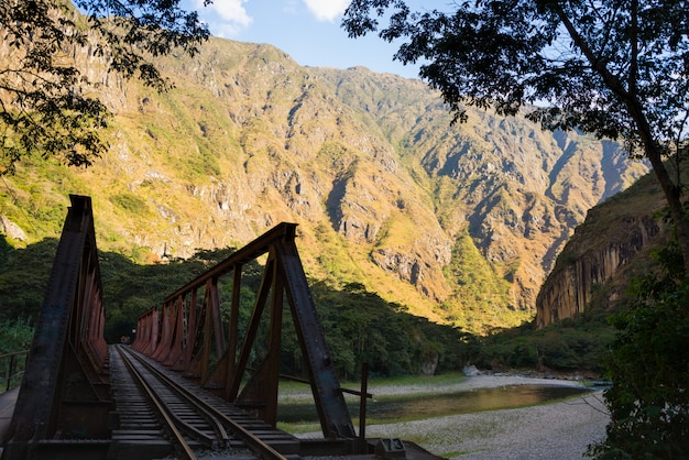 Pont de fer sur la voie ferrée vers le Machu Picchu, au Pérou