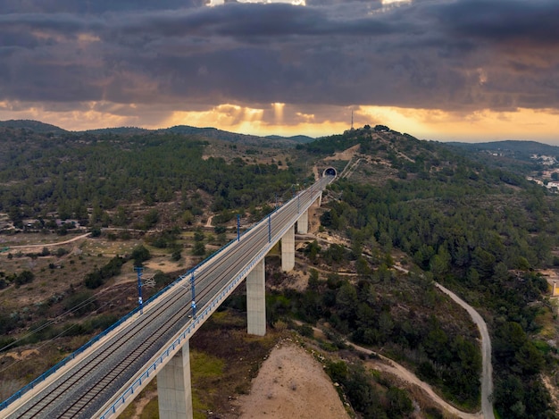 Pont ferroviaire au coucher du soleil dans les montagnes