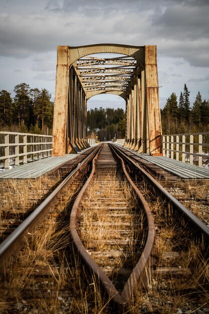 Photo le pont ferroviaire contre le ciel