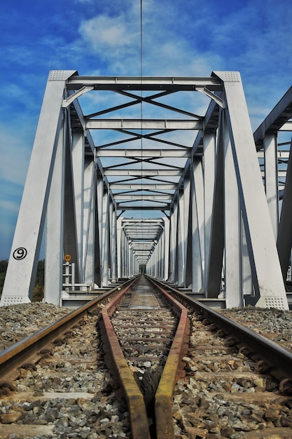 Photo le pont ferroviaire contre le ciel