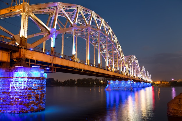 Pont ferroviaire de nuit à Riga, Lettonie