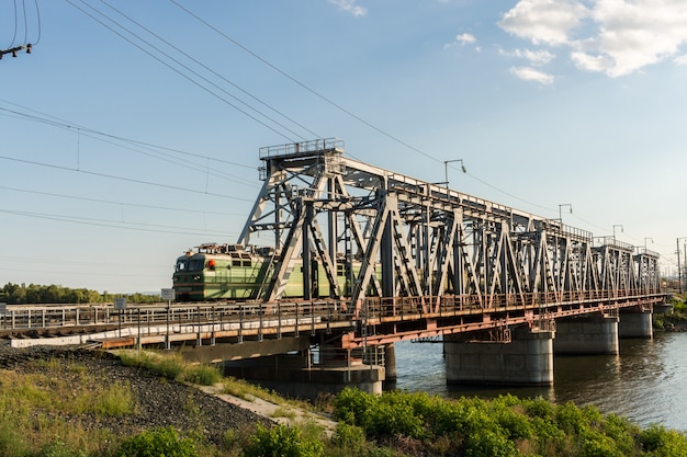 Pont ferroviaire à travers la Volga et train de marchandises est movi