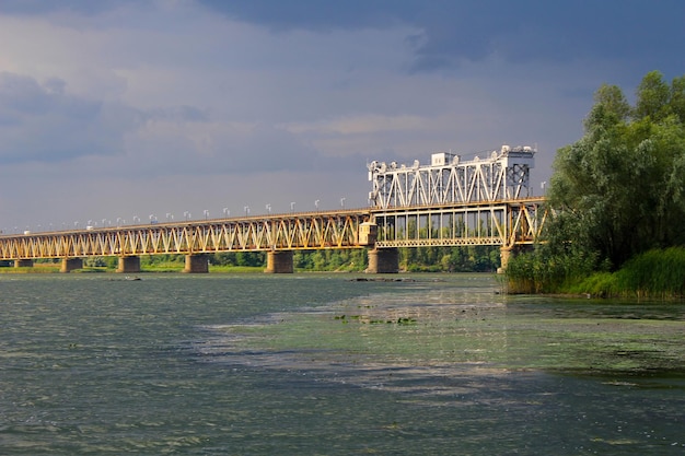 Pont sur le fleuve Dniepr à Krementchoug et nuages de tempête dans le ciel