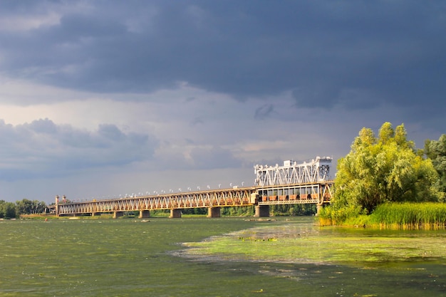 Pont sur le fleuve Dniepr à Krementchoug et nuages de tempête dans le ciel