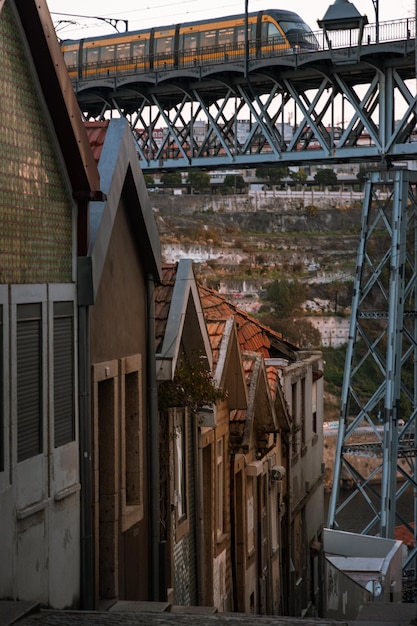 pont sur le fleuve Douro dans la ville de Porto en automne au Portugal