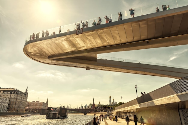 Pont flottant dans le parc Zaryadye à Moscou