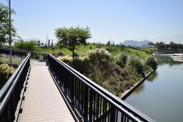 Pont avec garde-corps sur l'étang dans le parc de la ville de Santiago du Chili