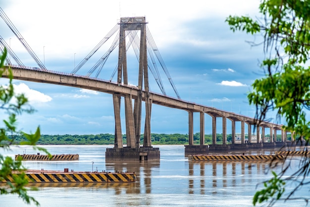 Pont General Belgrano en Argentine sur le fleuve Parana