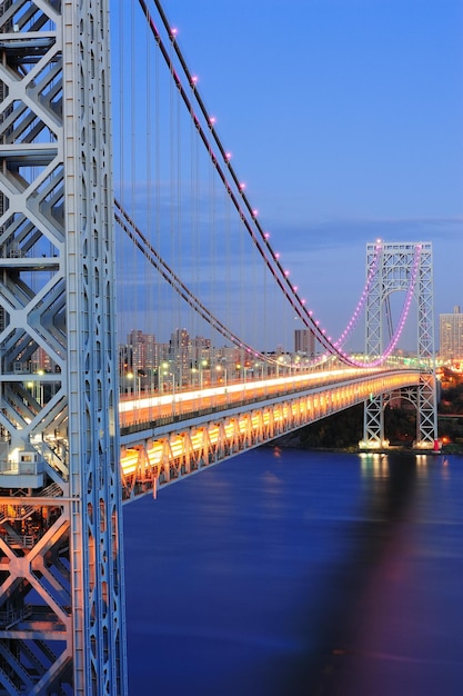 Pont George Washington au crépuscule sur la rivière Hudson.