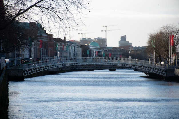 Pont ha'penny sur la rivière liffey à dublin en journée d'hiver