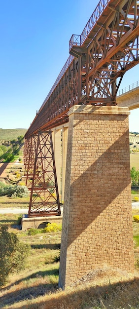 Le pont hacho par gustave eiffel sur la ligne de chemin de fer dans la municipalité de guadahortuna