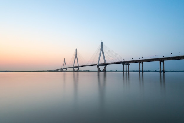 Pont à haubans sur le lac au crépuscule