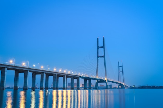 Le pont à haubans de la rivière jiujiang yangtze la nuitxA