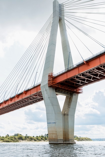 Pont à haubans sur la rivière à Mourom.