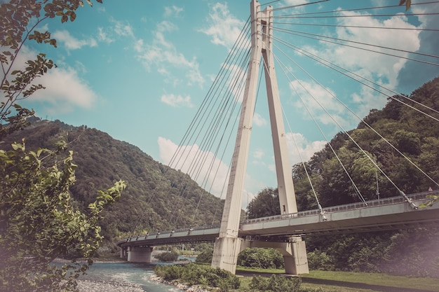 Pont à haubans à Sotchi, Russie sur la route de Krasnaya Polyana.