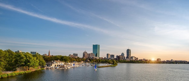 Pont historique de Longfellow de Boston des Etats-Unis au-dessus de Charles River au coucher du soleil