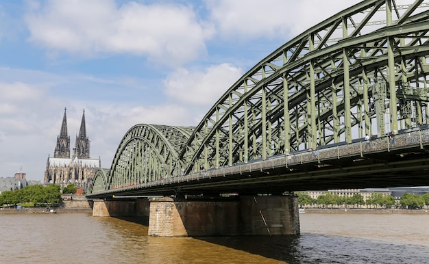 Pont Hohenzollern et cathédrale de Cologne à Cologne Allemagne