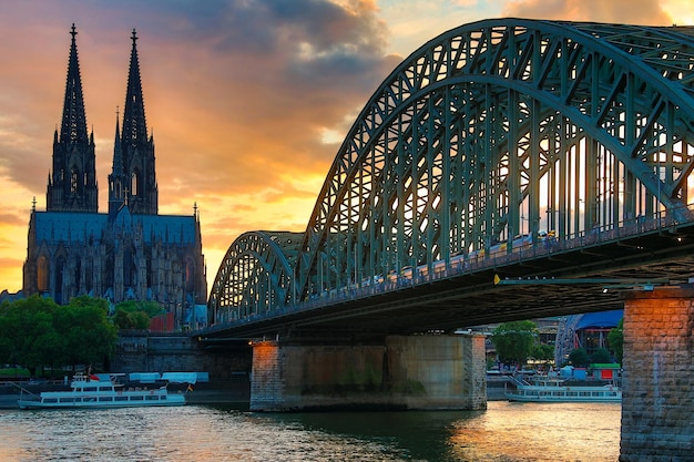 Pont Hohenzollern et la cathédrale de Cologne Cologne Allemagne