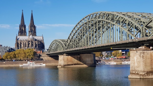 Pont Hohenzollern sur la rivière dans la ville contre le ciel