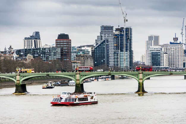 Pont avec immeubles de bureaux