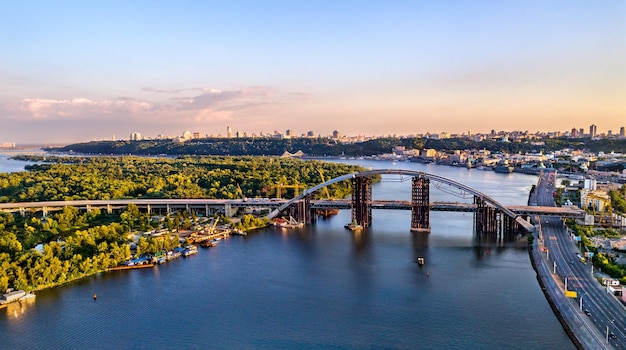 Pont inachevé sur le dniepr à kiev ukraine