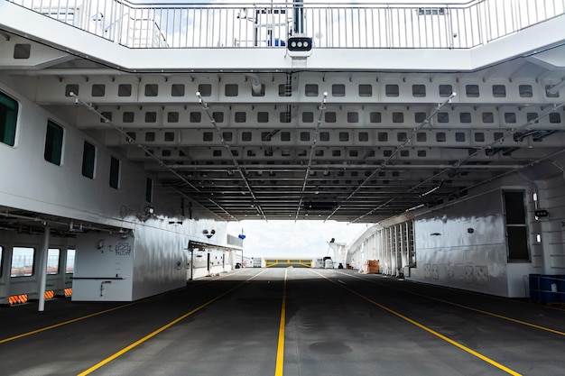 Photo le pont intérieur d'un ferry maritime avec une superstructure et une salle couverte pour le transport de véhicules