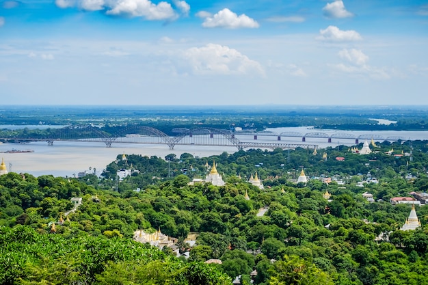 Pont d'Irrawaddy ou Ayeyarwady, Yadanabon Ponts avec la ville de Mandalay, temples, pagode, rivière Irrawaddy. Vue de la colline de sagaing. point de repère et populaire pour les attractions touristiques au Myanmar