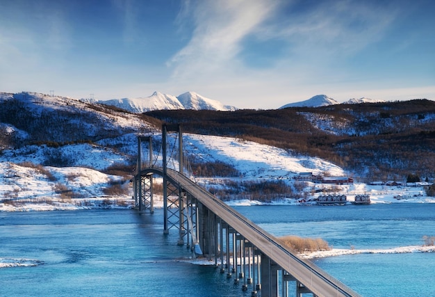Pont le jour Route et transport Paysage naturel dans les îles Lofoten Norvège Architecture et paysage