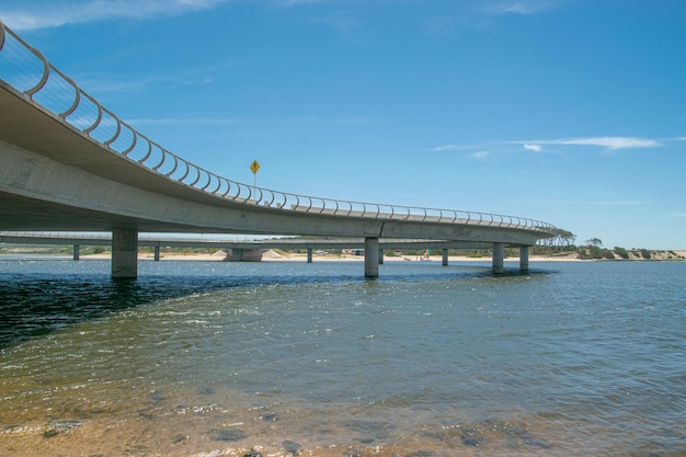 Pont sur un lac