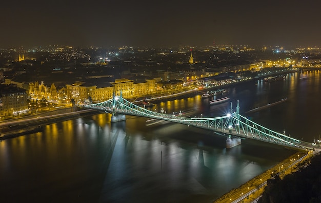 Le pont de la Liberté dans la nuit. Budapest, Hongrie
